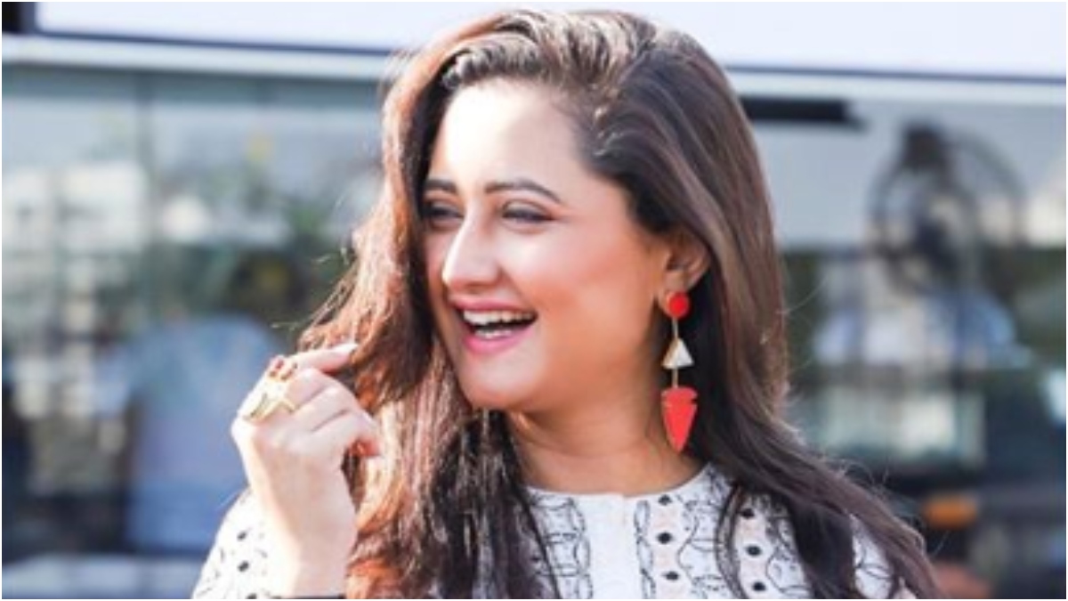 Coronavirus Lockdown: Rashami Desai ups her TikTok skills, dances on Leja Leja, gets a special makeup artist 1 Rashami Desai