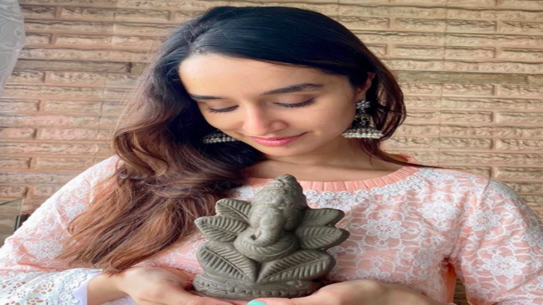 Shraddha Kapoor with her eco-friendly Ganesh idol.