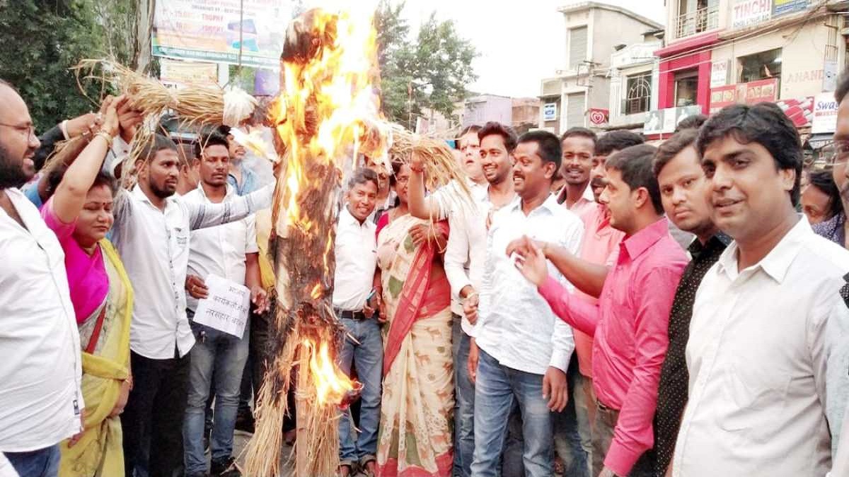 BJP Yuva Morcha burns WB CM's effigy