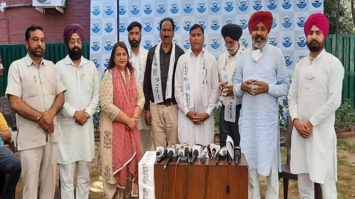 Aam Aadmi Party gains strength, SAD, BJP leaders from Kapurthala join party
