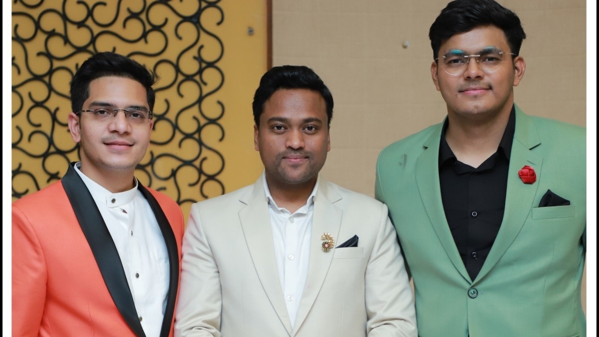 BIZGURUKUL, encourages us to e-learn and up-skill to choose offbeat careers...! 1 r to l rohit keshave ritwiz 904163 fZEzqe57
