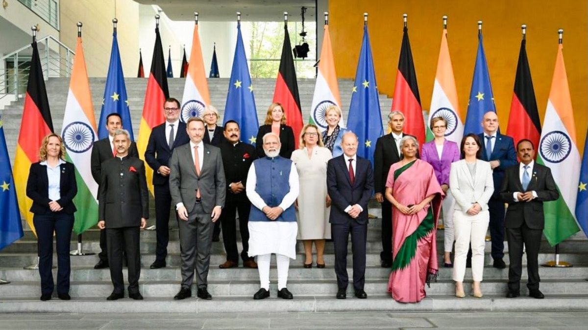 Indian and German delegations pose for a photo 