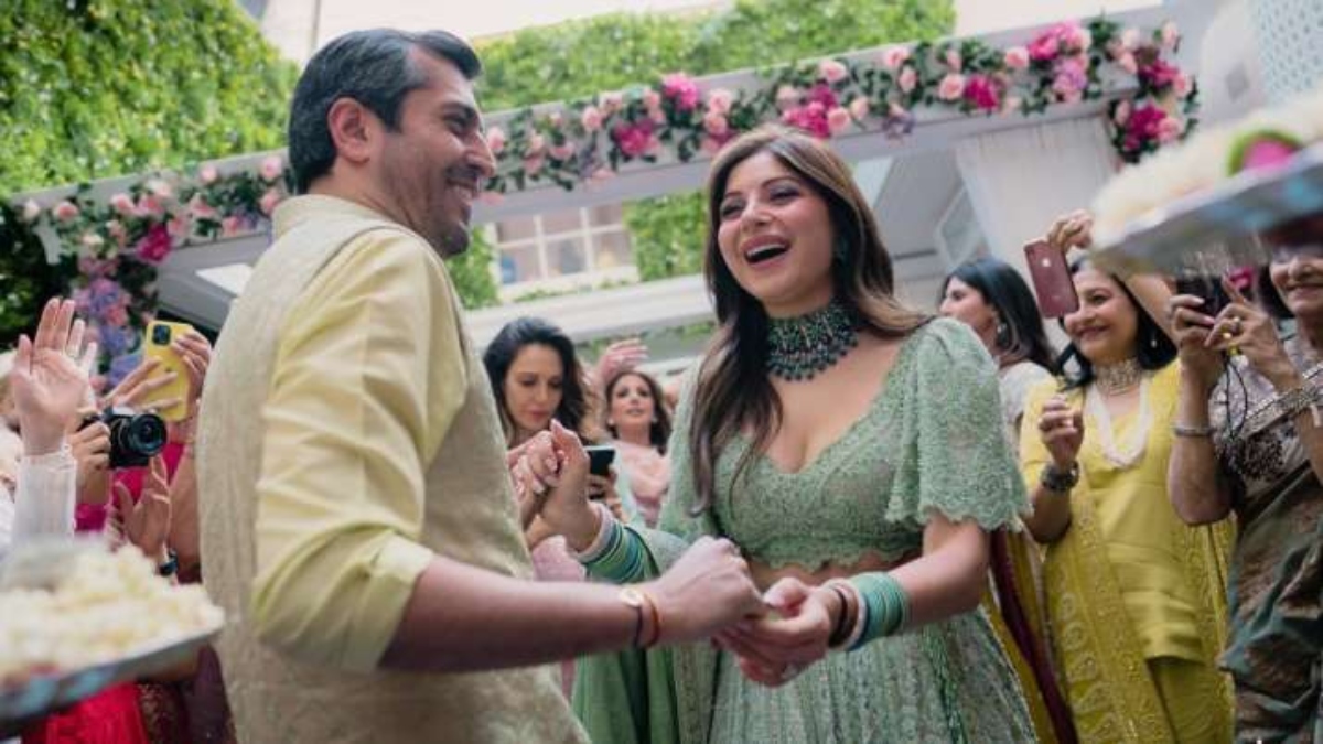 Singer Kanika Kapoor set to get married, shares photos from mehendi ceremony
