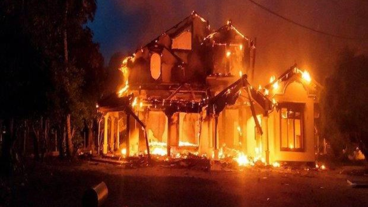 Sri Lankan PM Mahinda Rajapaksa’s house in Kurunegala set on fire