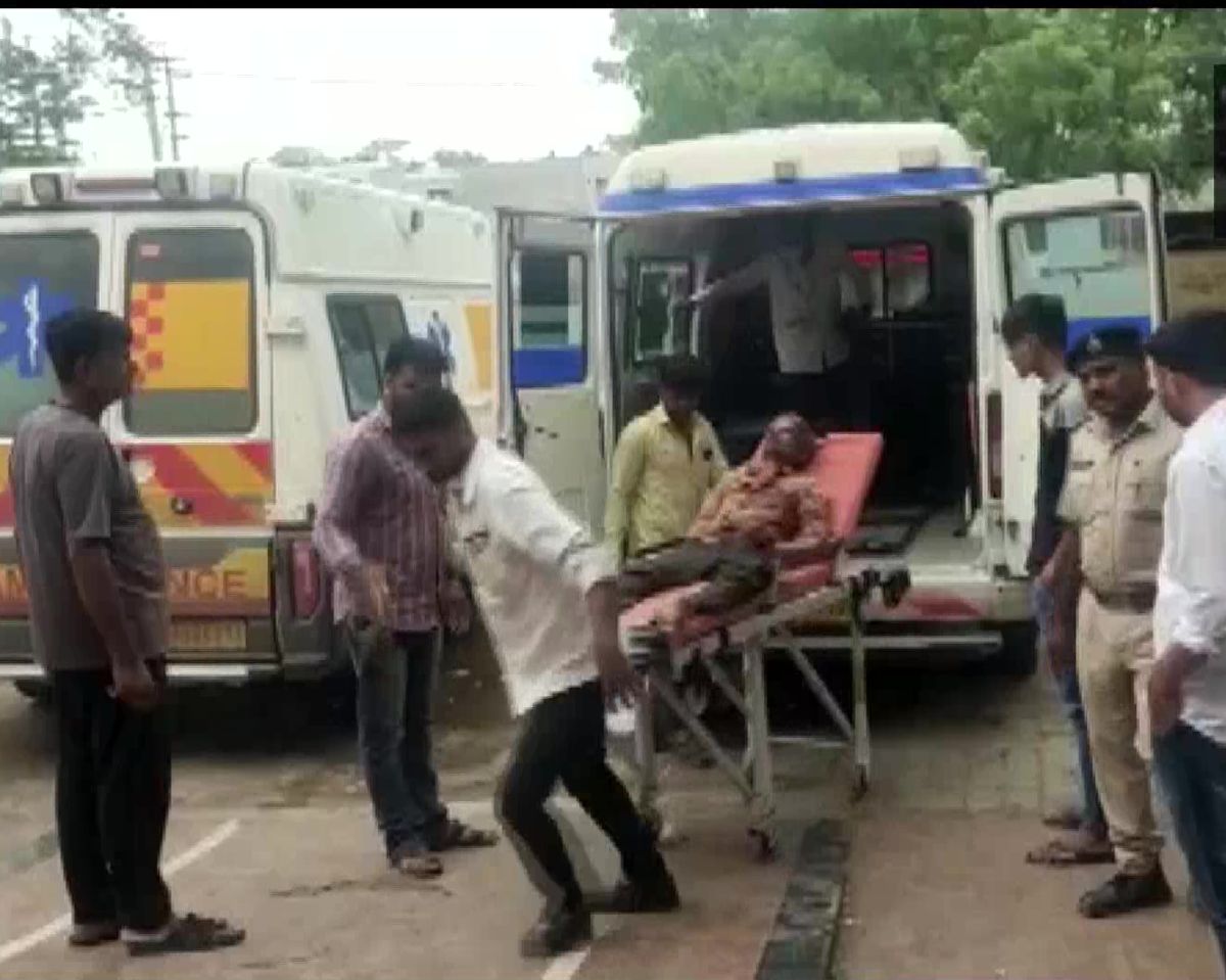 25victim of gujarat hooch tragedy taken to hospital 749829 UbVmI648