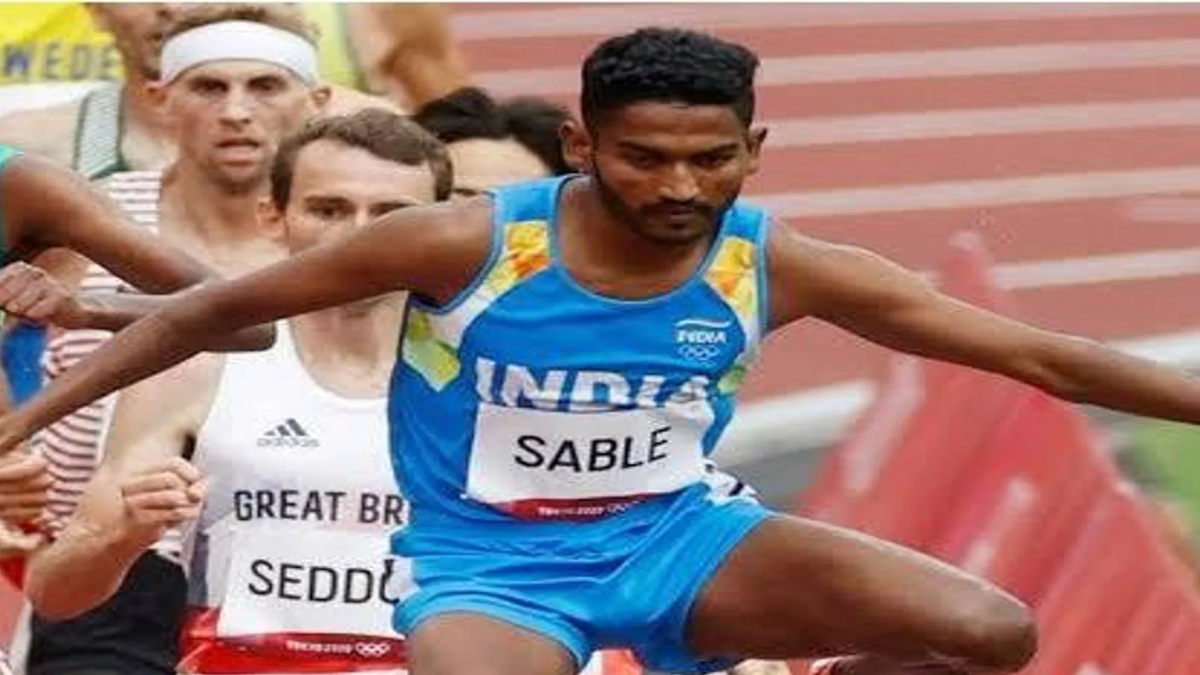 Avinash Sable bags silver in the men's steeple chase, giving India its first CWG medal.