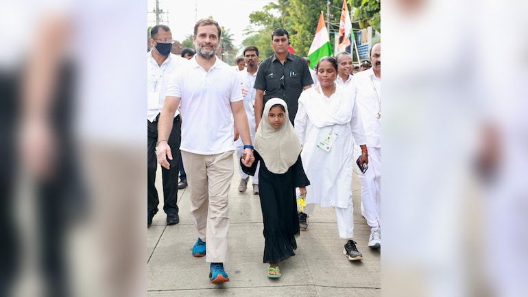 Rahul Gandhi includes Minor girl with Hijab in bharat jodo yatra