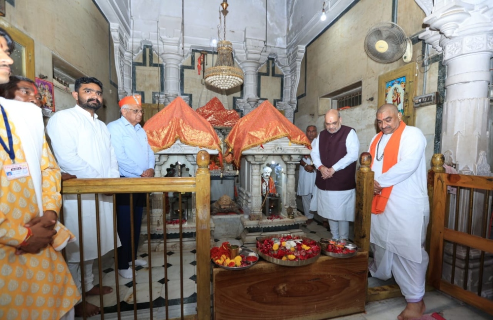 UHM Amit Shah visits Baba Baidyanath temple along with wife Sonal 1 amit shah