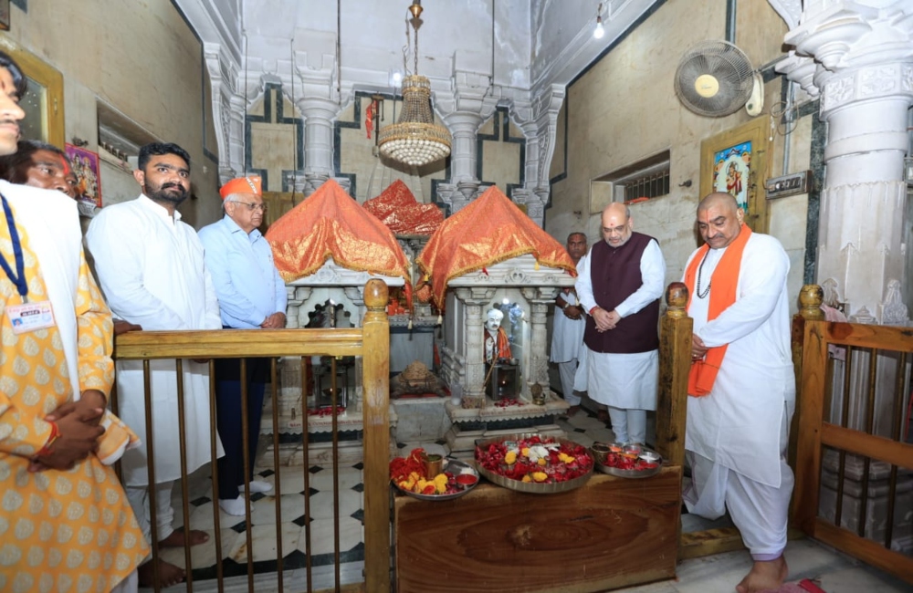 UHM Amit Shah visits Baba Baidyanath temple along with wife Sonal