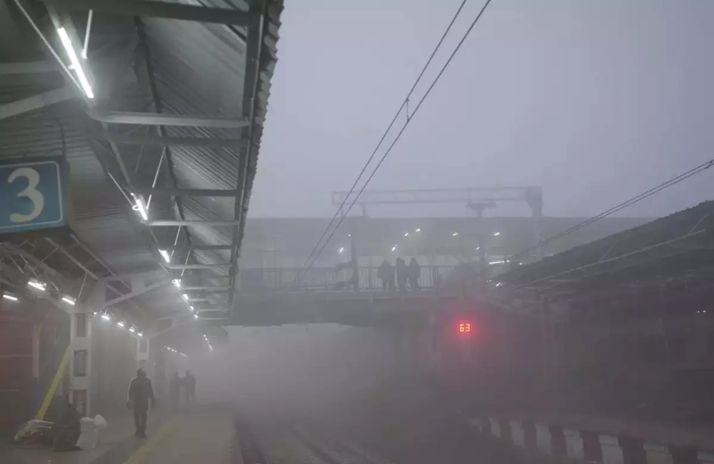 Dense Fog Causes Delays for 26 Trains Heading to Delhi with Reduced Visibility