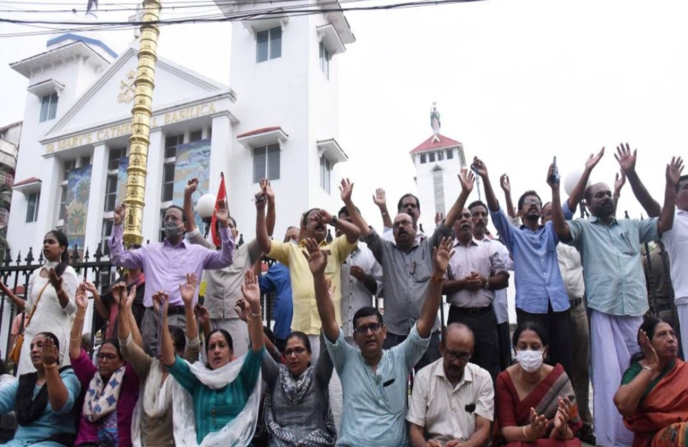 Clashes break at St Mary’s Cathedral Basilica after dispute over Unified Mass