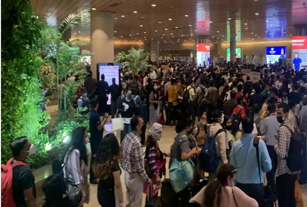 Long queues, crashed servers, chaotic conditions at Mumbai airport