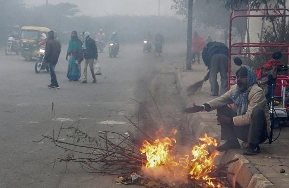 Cold wave sweeps North India, Delhi- NCR wakes up to dense fog