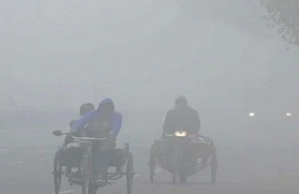 Dense fog engulfs Delhi: Trains, flights delayed due to low visibility