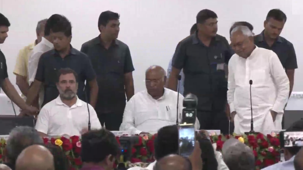 2024 Lok Sabha Elections: Opposition leaders arrive in Patna to form united front against BJP