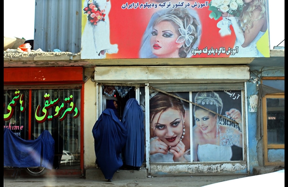 Taliban forbids the women in Afghanistan to run beauty salon