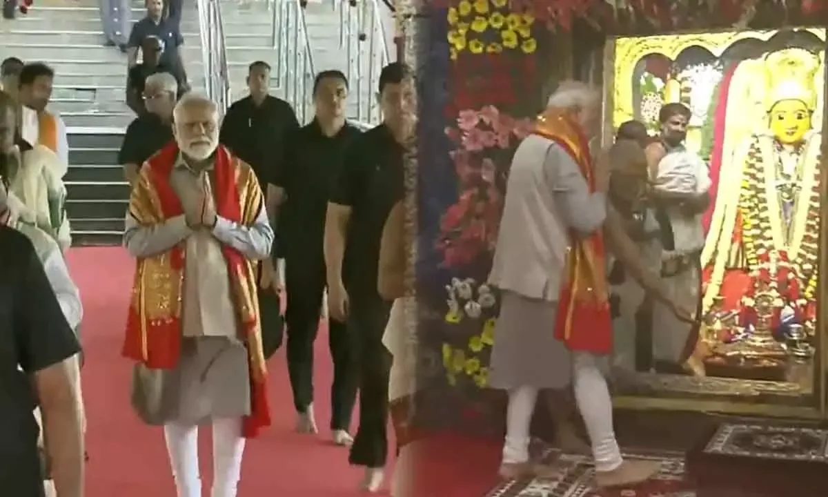 PM Modi reaches Telangana, offer prayers at Bhadrakali Temple in Warangal