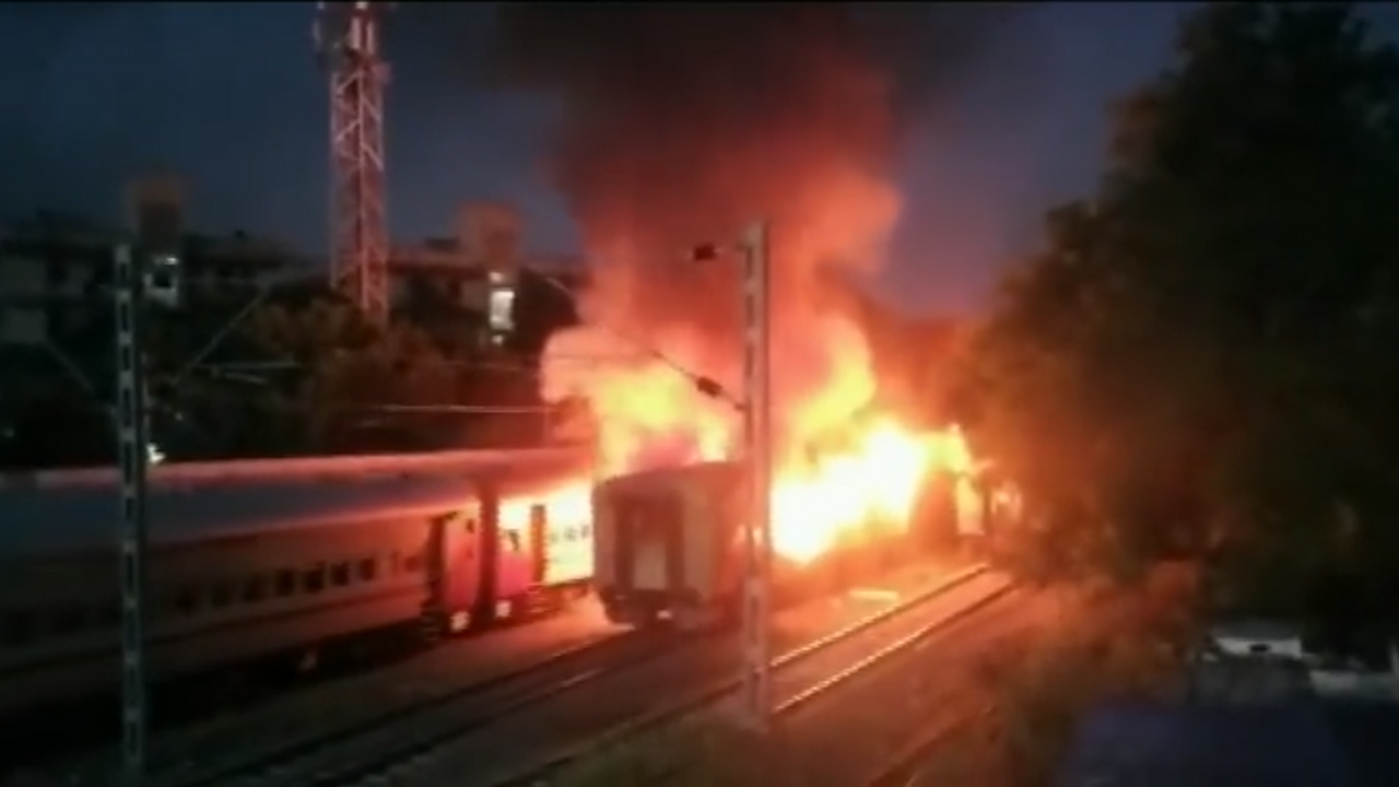 Tami Nadu: Gas Cylinder Sparks Fatal Fire On Train At Madurai Railway Station, Claims 9 Lives