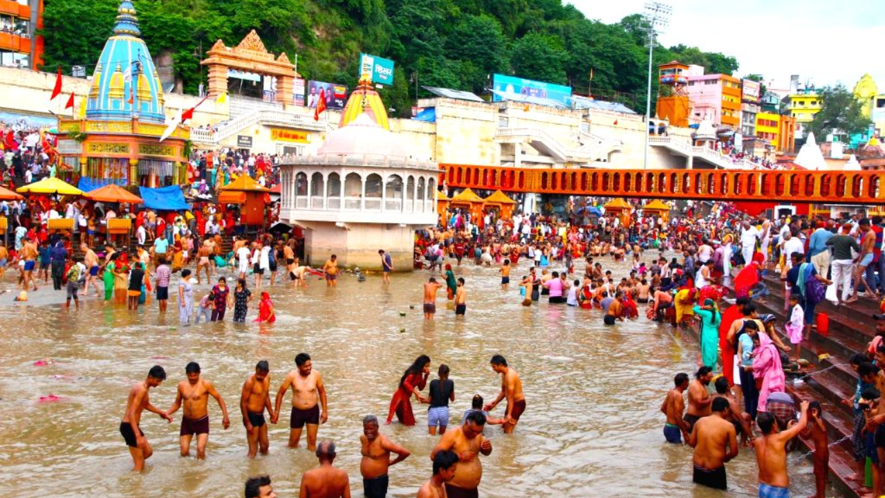 Devotees Take Holy Dip in Ganga, Kartik Purnima at Haridwar’s Har Ki Pauri