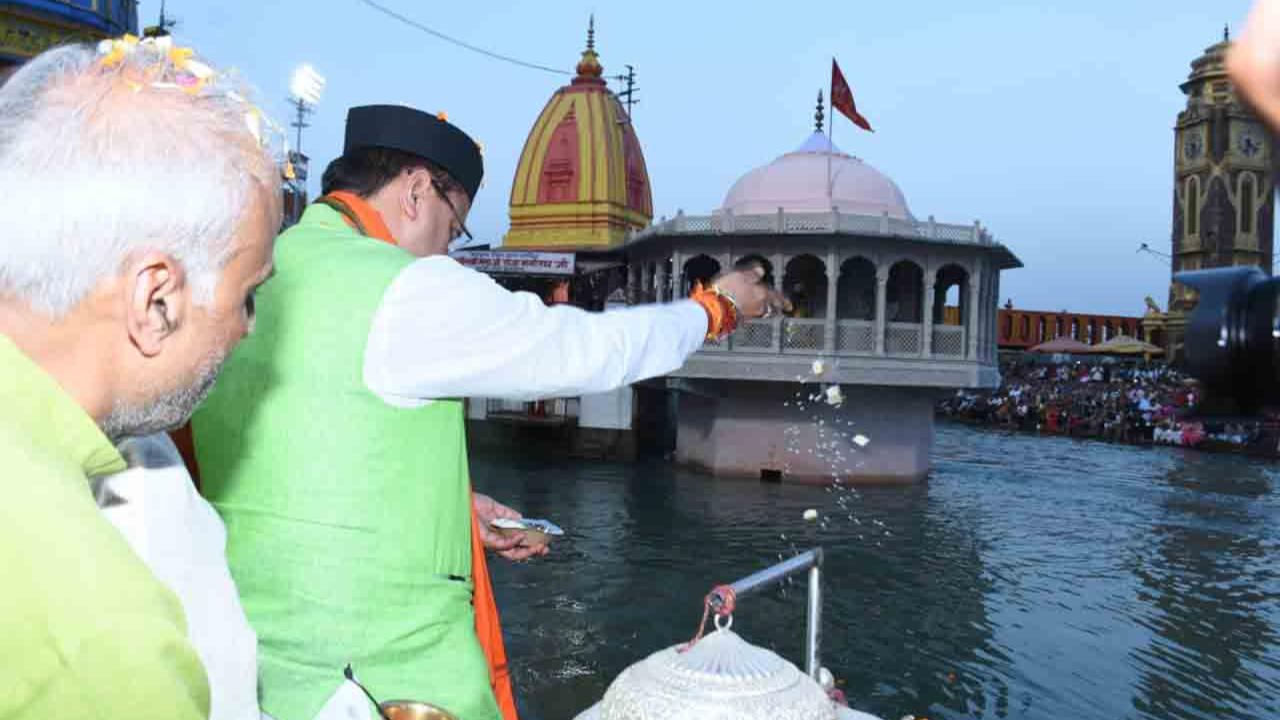 CM Dhami Leads Ganga Aarti in Haridwar, Extends Prayers for Uttarakhand’s Happiness and Prosperity