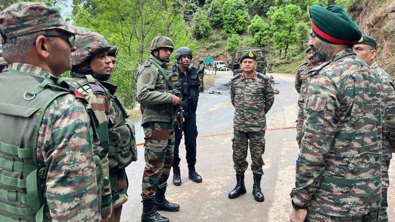 Commander from North Interacts with Poonch Commander to Review Ongoing Operations in Poonch, J-K