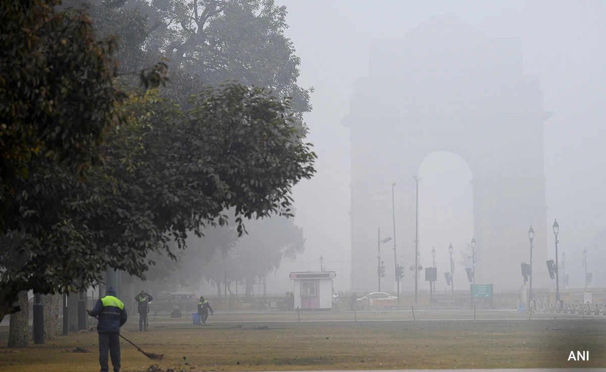 Delhi Engulfed in Blanket of Fog