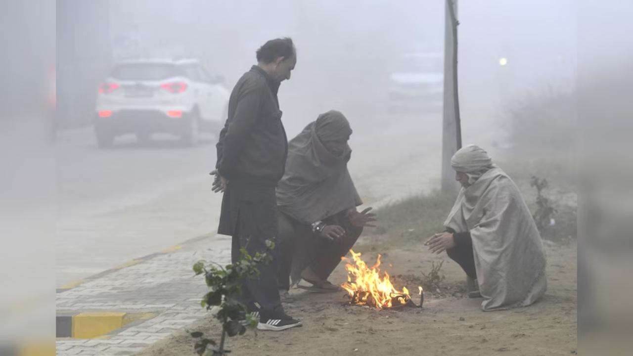 Delhi Wakes Up to New Year’s Cold Wave and Dense Fog: Mercury at 9°C