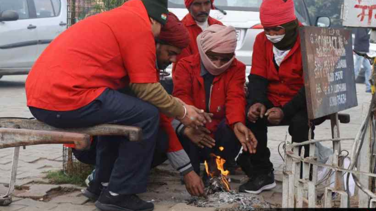 Bone-Chilling Cold Grips Delhi as Temperature Dips Below Freezing