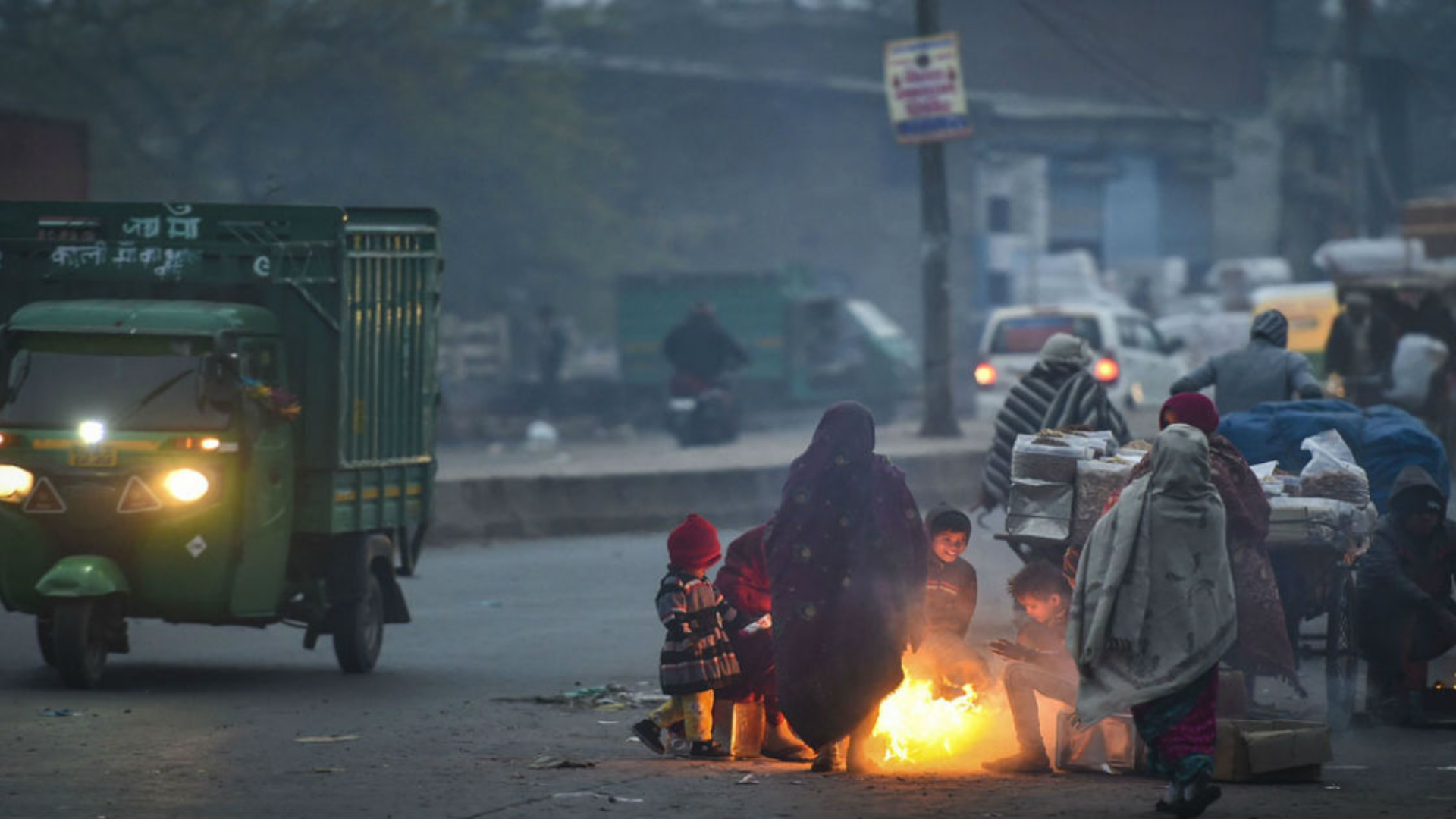 Delhi Freezes at Season’s Lowest Temperature, Disrupting Transportation