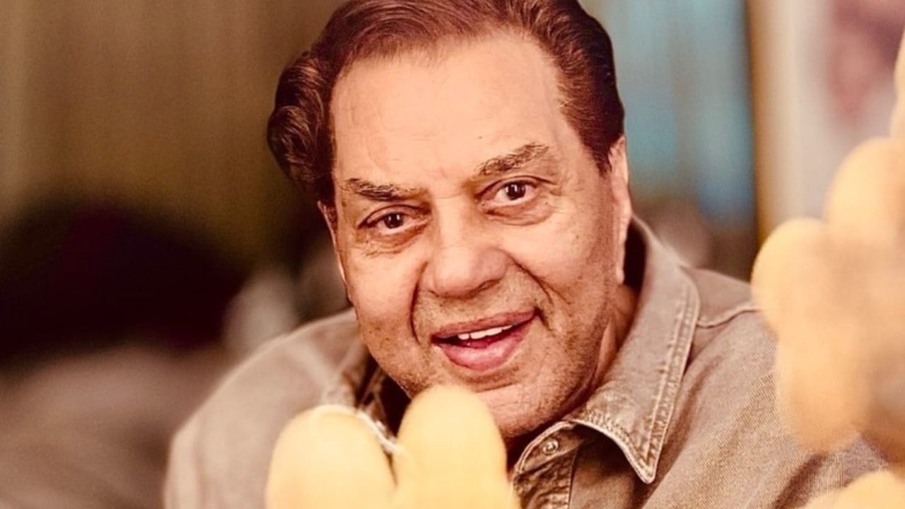 Dharmendra gets clicked by ‘ustaad’ grandson Dharam Deol