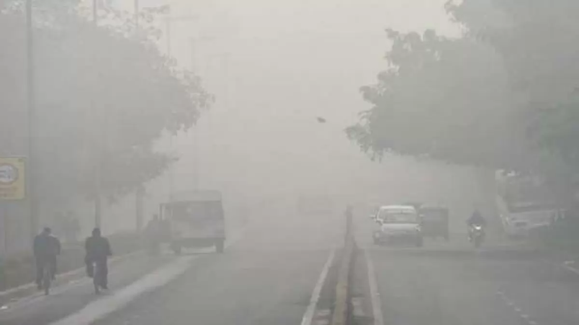 Shallow Fog Flankets North India. IMD Forecasts Delhi Drizzle