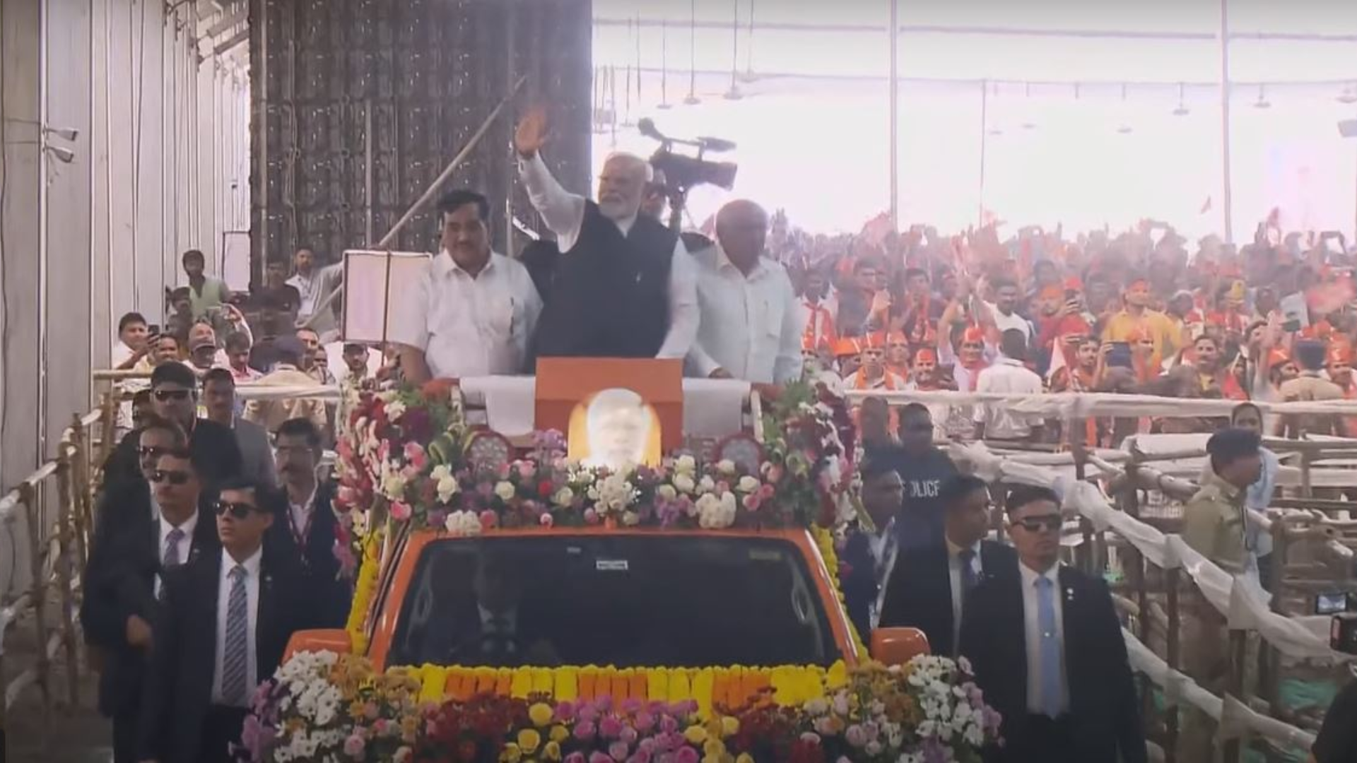 PM Modi Receives Warm Welcome in Navsari, Gujarat Roadshow