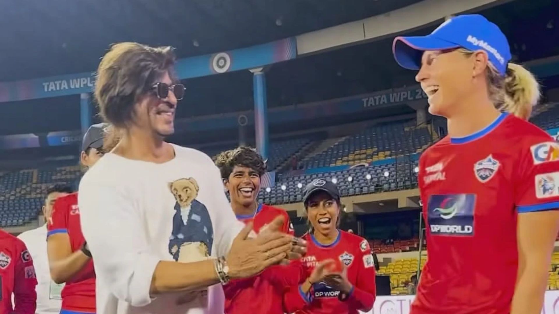Shah Rukh Khan Embraces and Blesses Delhi Capitals, Mumbai Indians Players Ahead of WPL; Imparts Iconic Pose Lesson to Meg Lanning