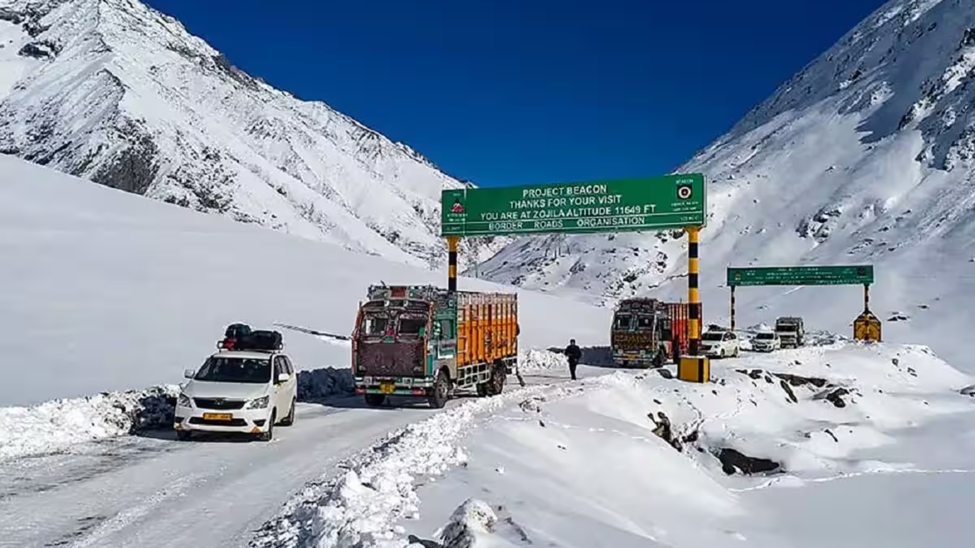 Fresh Snowfall Shuts Down Srinagar-Leh Highway