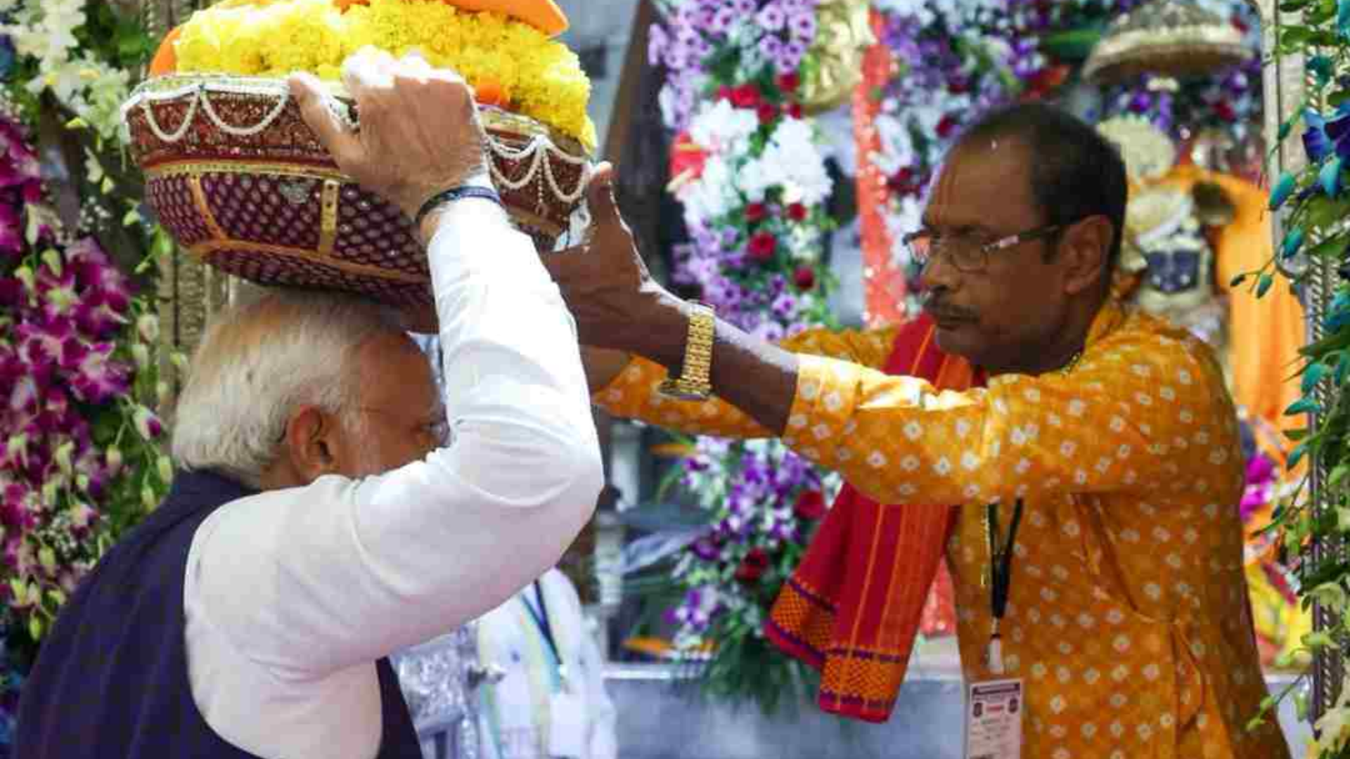 PM Modi Pays Homage at Gujarat’s Dwarkadhish Temple