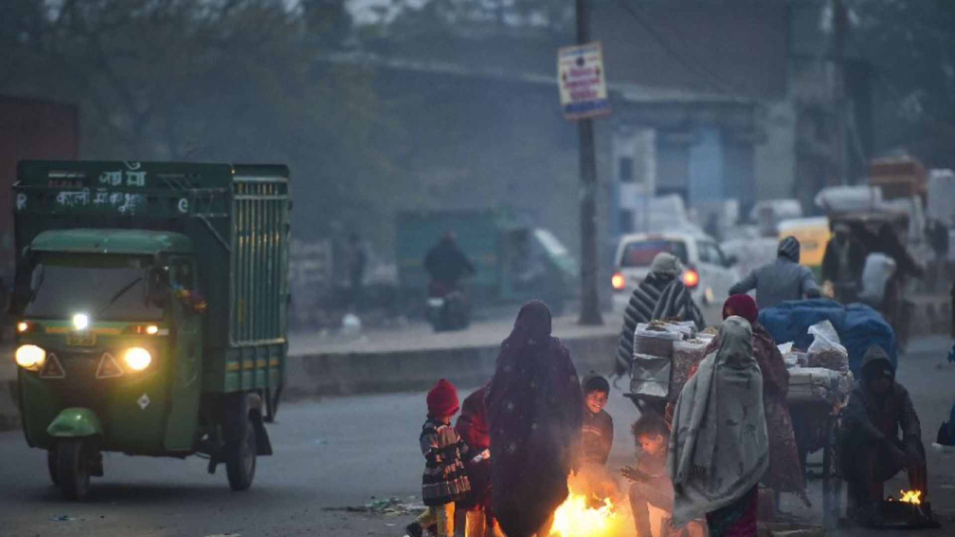 Cold Weather Persists in Delhi; Residents Gather Around Bonfires for Warmth