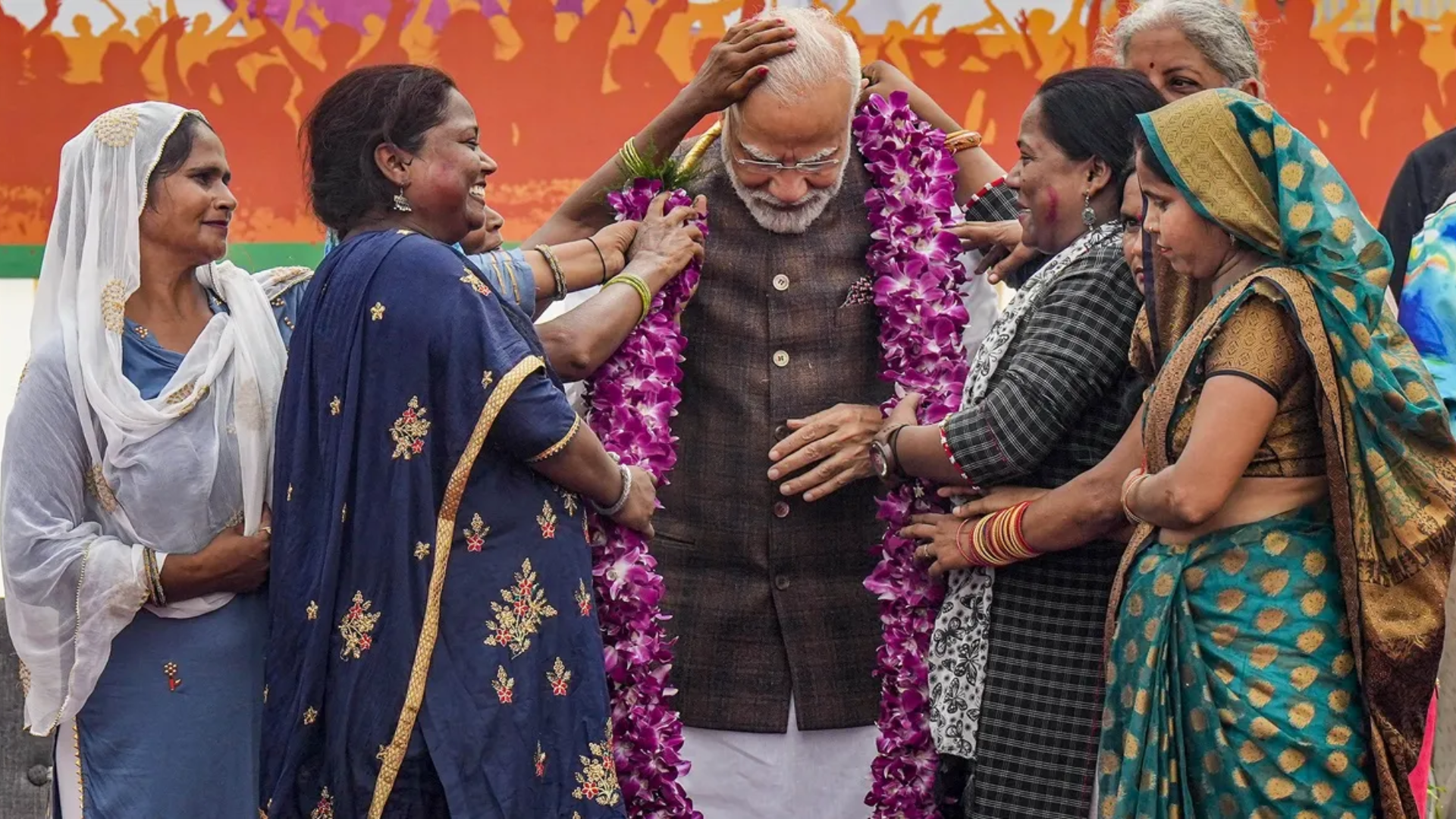 PM Modi Hails Women’s Power as Women’s Reservation Bill Passes, Inaugurates Projects in Varanasi