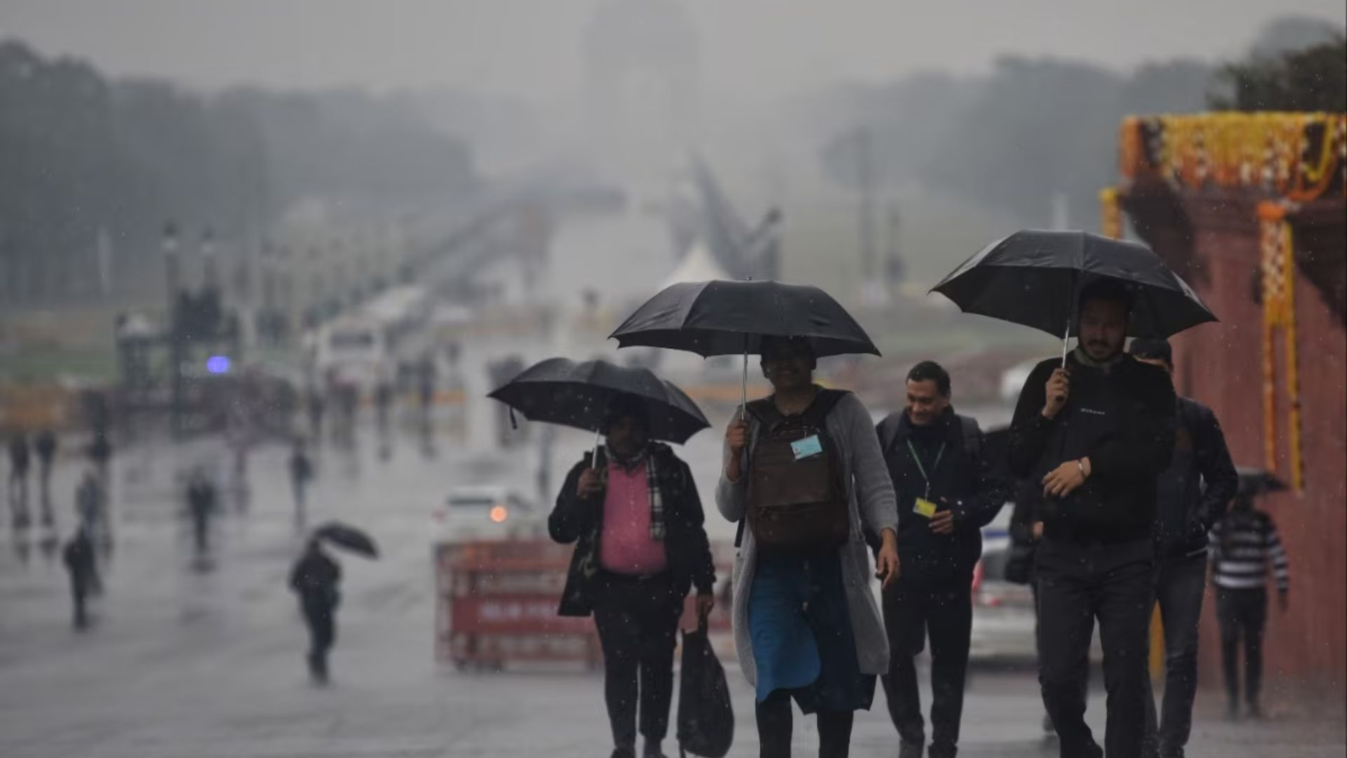 Delhi Wakes Up to a Chilly Morning with Light Fog, IMD Predicts Rain on Sunday