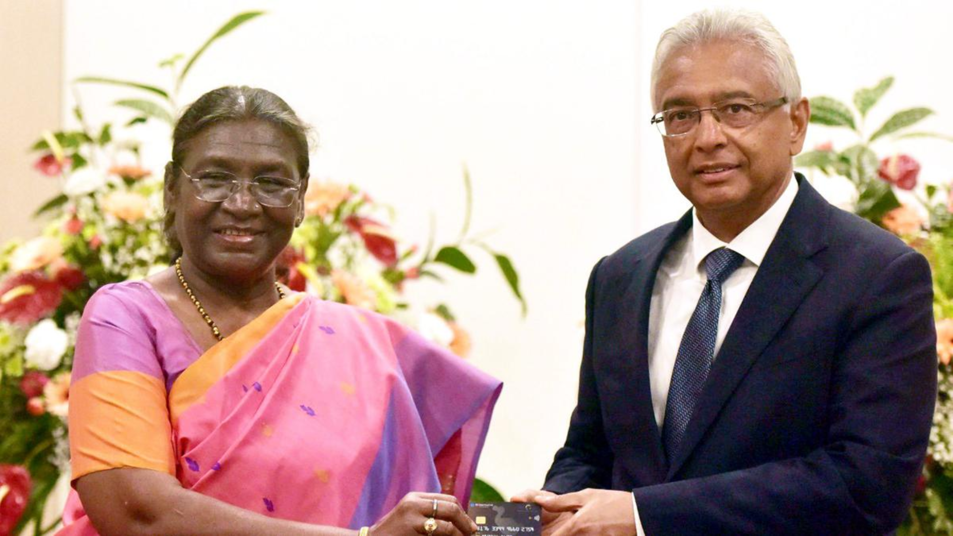 President Murmu Discusses Biletral Ties & Presents RupayCard to Mauritius PM