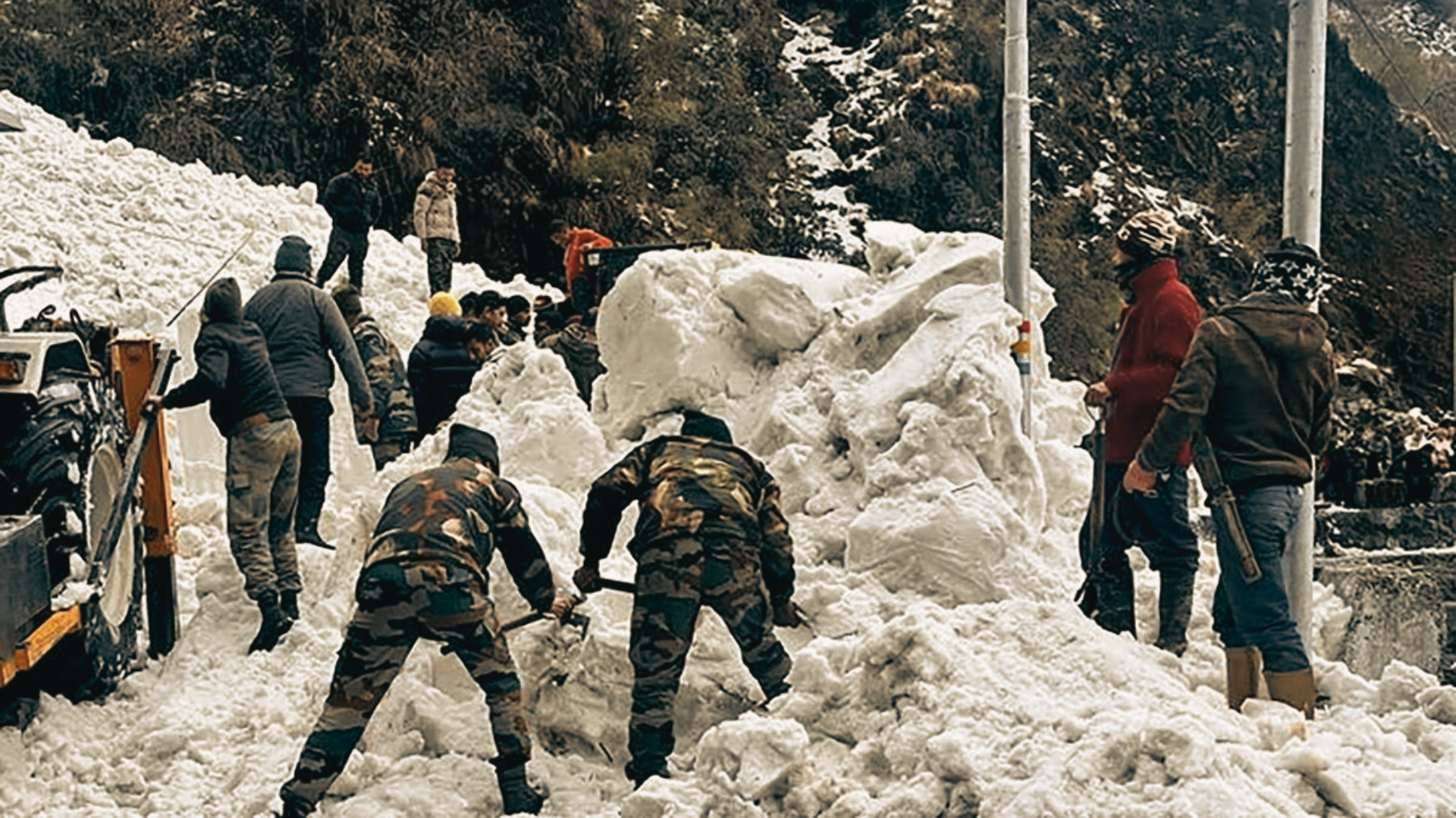 Police In Himachal Pradesh Rescue 3500 stranded Tourists In Kullu Following Heavy Snowfall