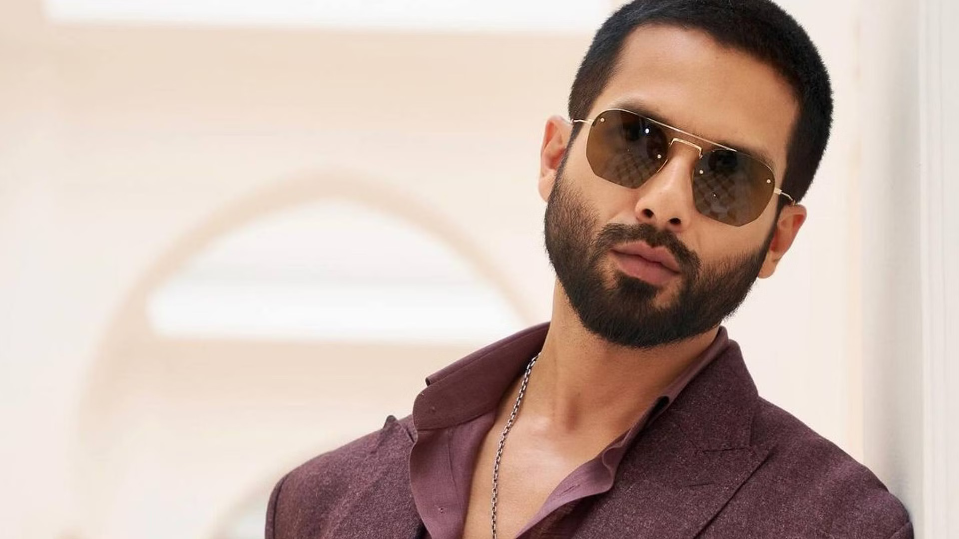 Shahid Kapoor Loses His Cool at Paps, Tells Them to ‘Behave’ | Watch