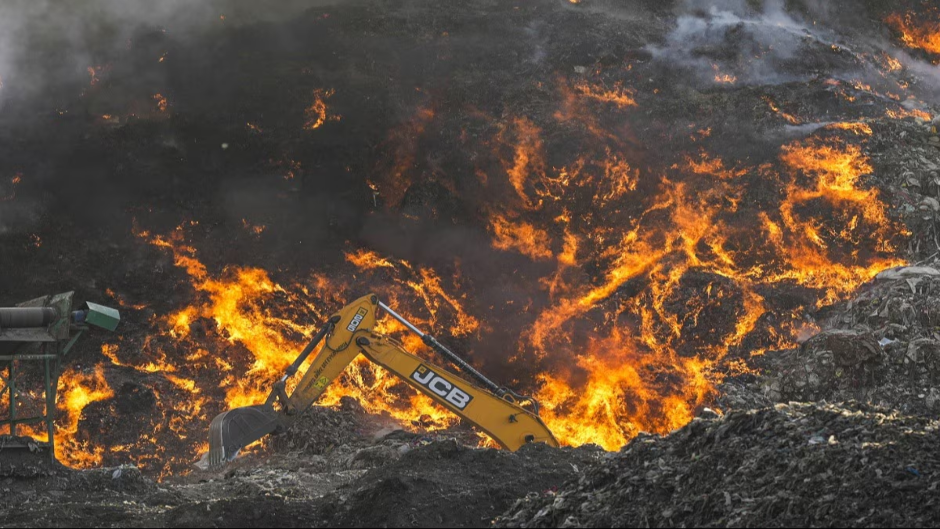 17 Hours Continuous Burning In Gazipur Landfill, ‘Smoke Causing Difficult To Breathe’