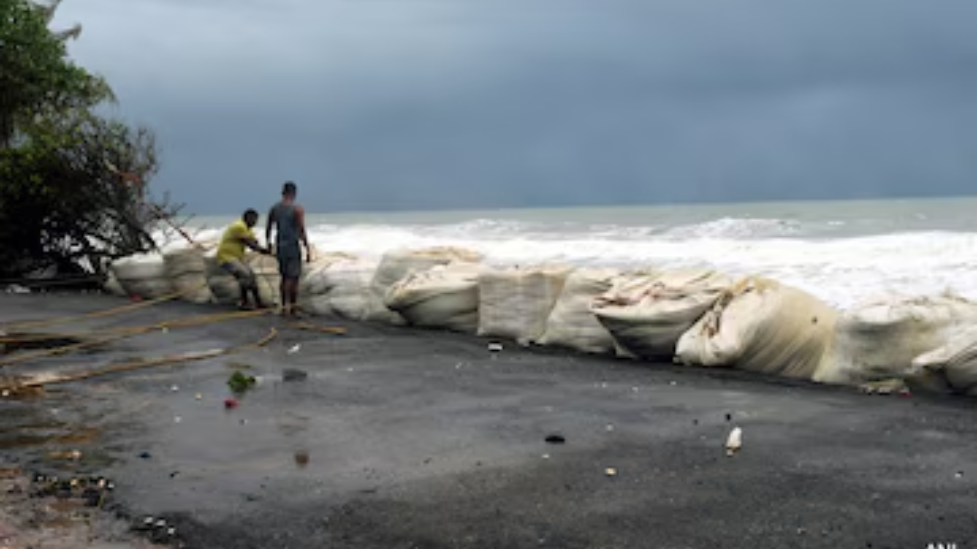 Coastal Kerala and Tamil Nadu on Alert as “Kallakkadal Phenomenon” Brings Rough Seas