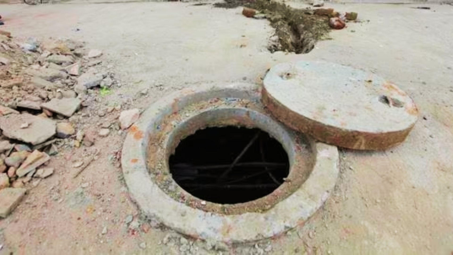 Man’s Body Discovered in Septic Tank In Delhi’s Anand Parbat District : Delhi