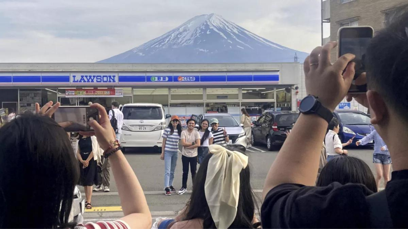 Picturesque View of Mount Fuji is Blocked by Japan’s Overcrowded Tourism