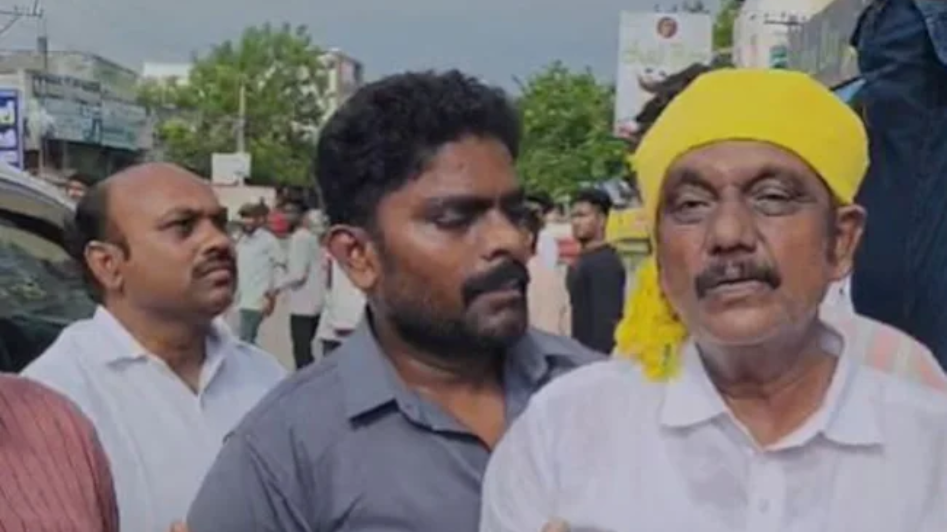 Clash Between TDP and YSRCP Supporters Disrupts Polling in Andhra Pradesh, Police Resort to Rubber Bullets