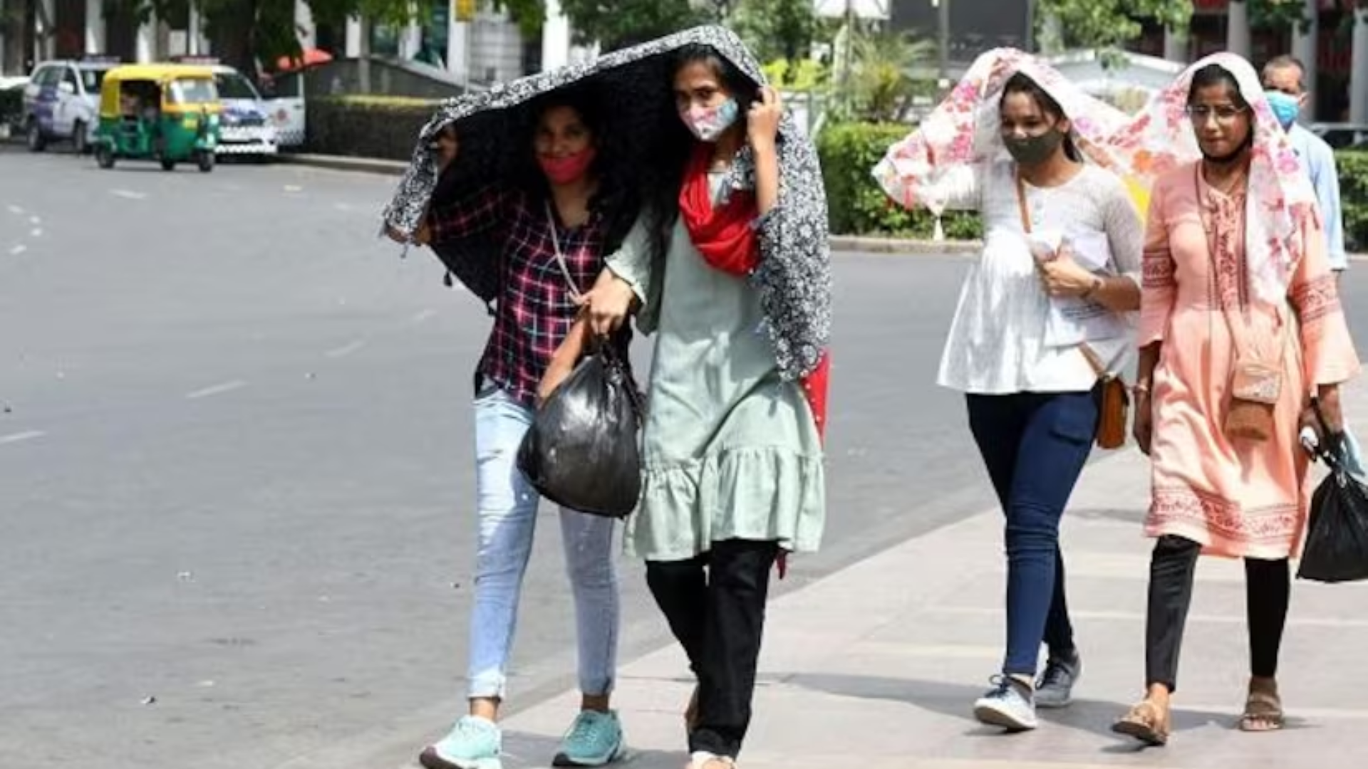 Severe Heatwave Grips Uttar Pradesh, Mercury Soars Past 46 Degrees Celsius