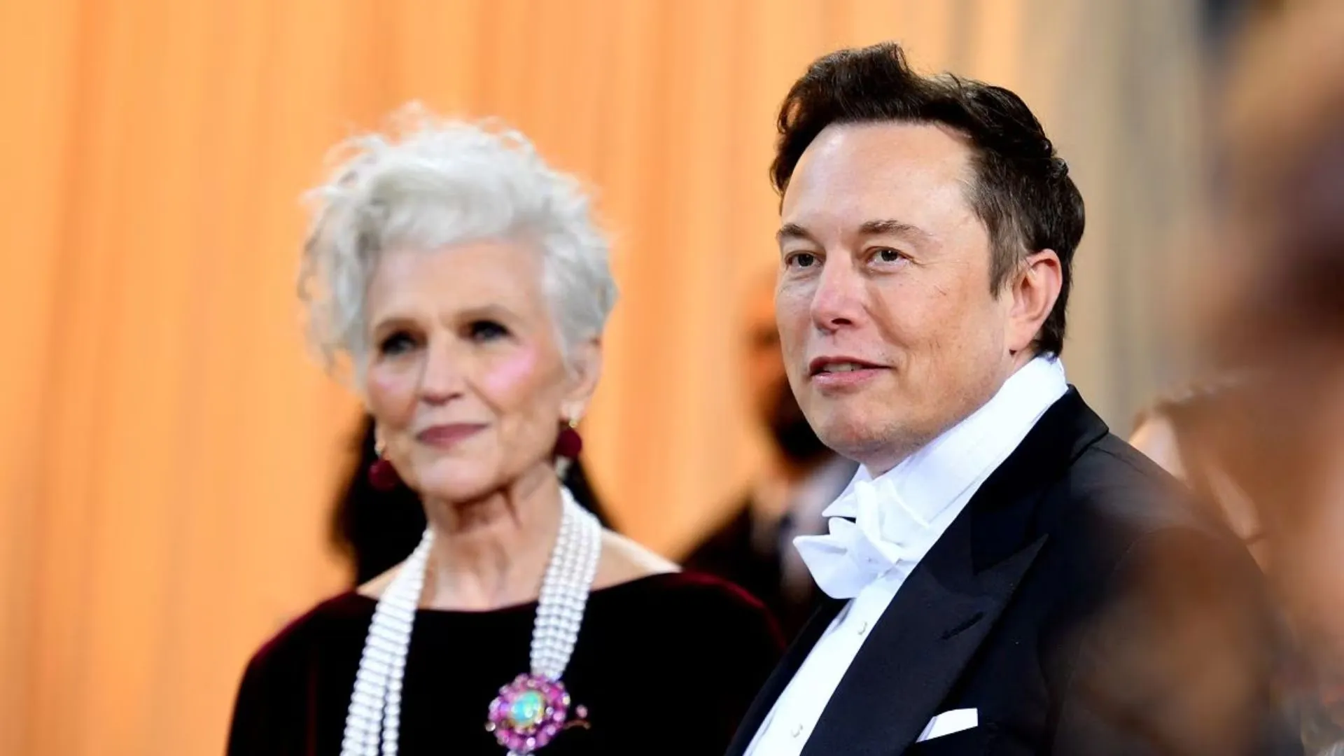 Moeder van Elon Musk krijgt kritiek vanwege aanmoedigen van verkiezingsfraude, internetgebruikers eisen onderzoek van de FBI