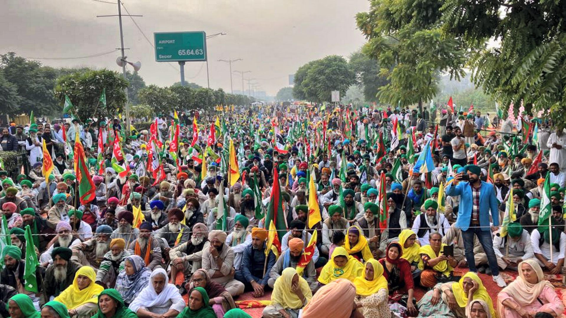 Farmers Breach Barricades, Launch March Toward Delhi Over MSP Demand