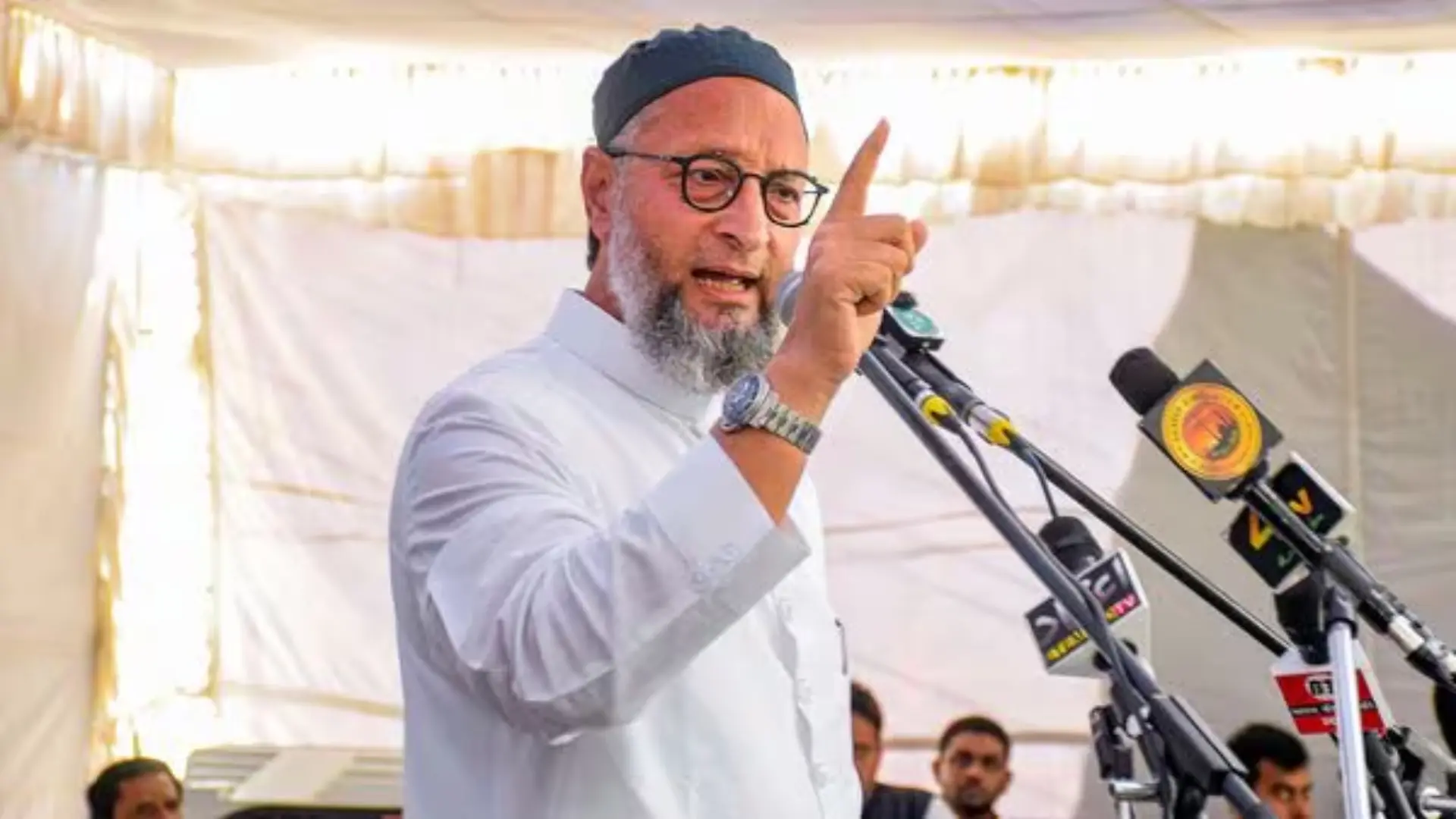 ‘PM Modi Is Firing Bullets At Our Chest’: Asaduddin Owaisi Strongly Opposes Waqf Amendment Bill; Calls It an Attack on Muslims